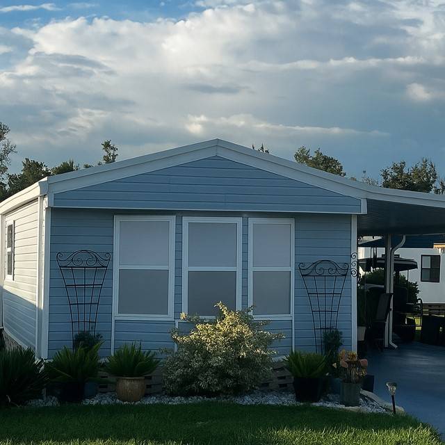 Winter Haven, FL Mobile Home for Sale located at 590 Century Drive Hidden Golf Club